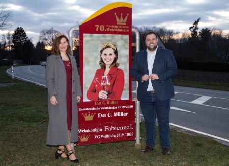 Schild zu Ehren der Rheinhessischen Weinkönigin aufgestellt