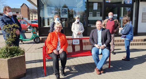 Die Bank von der Zeitbank e.V. vor der Mainzer Volksbank